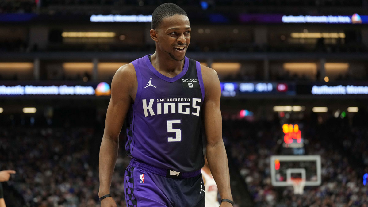 Sacramento Kings Guard De'Aaron Fox (5) During the third quarter of Houston rockets in the center of Golden 1.