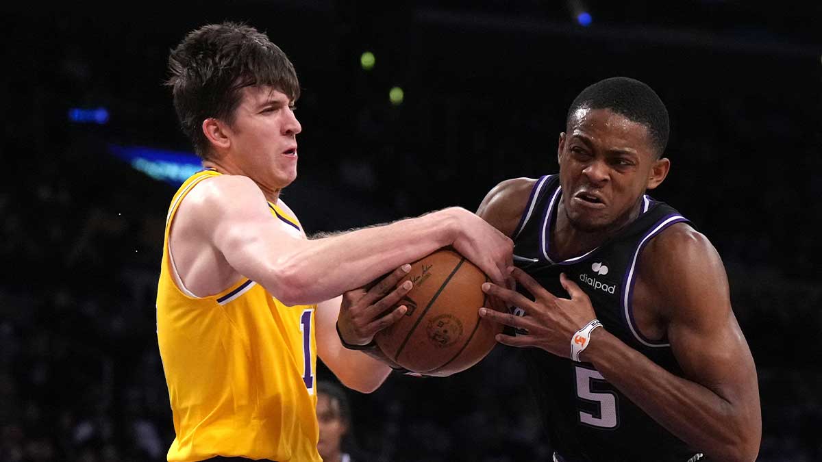 Los Angeles Lakers Guard Austin Reaves (15) I Sacramento Kings Guard De'aaron Fok (5) Battle for the ball in the first half at the Cripto.com Arena.