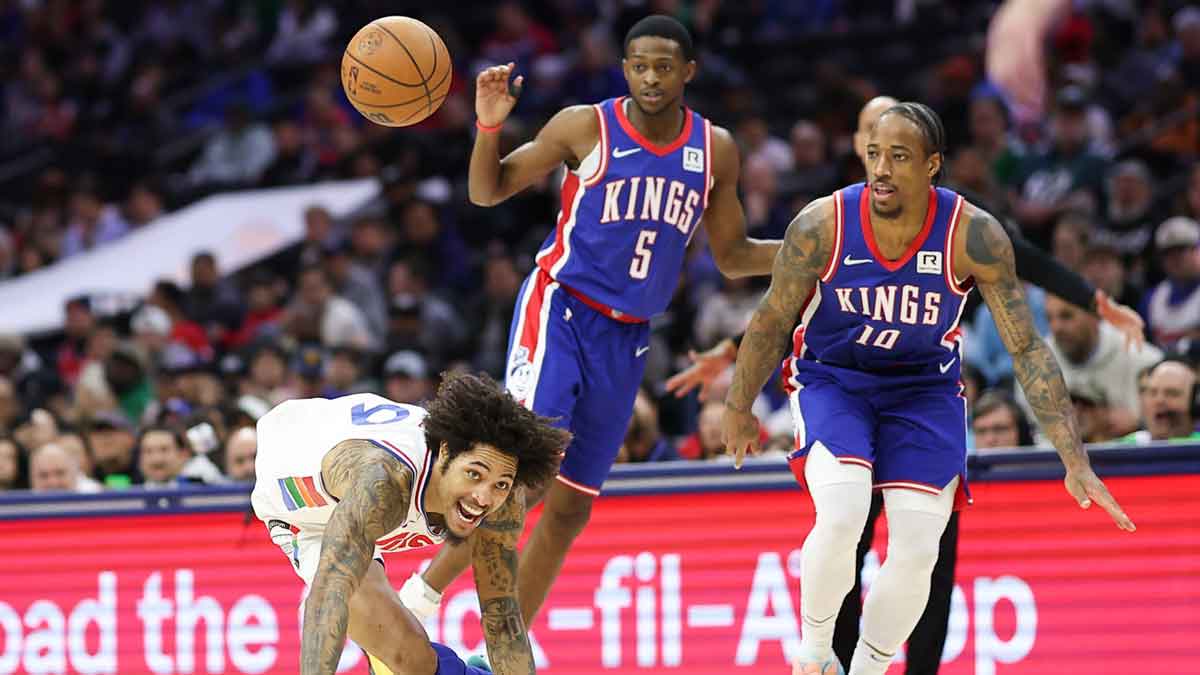     Kings forward demora derosan (10) and guard De'Aaron Fox (5) during the third quarter in Wells Fargo Center