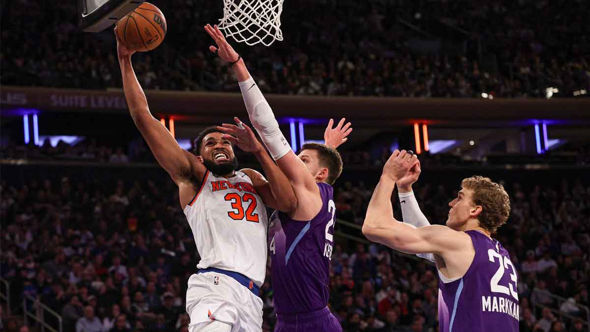 Knicks center Karl-Anthony Towns (32) goes to the basket