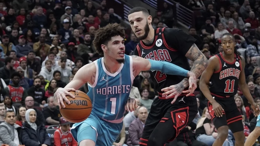 Chicago Bull Guard Lonzo Ball (2) Brani Charlotte Hornets Guard Lamelo Ball (1) During the second half in the United Centur.