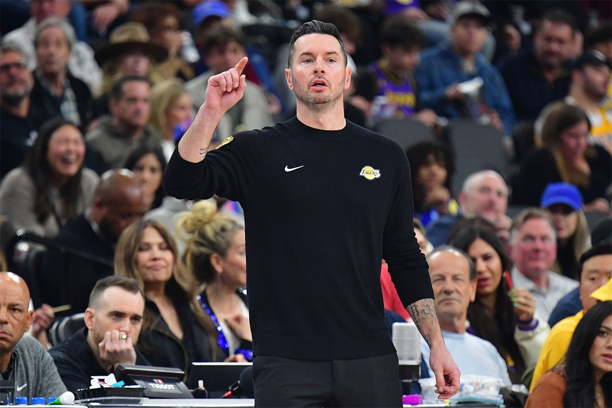 Warriors coach Steve Kerr, guard Gary Payton II (0), guard Stephen Curry (30) and forward Lindy Waters III (43) during a timeout against the Washington Wizards during the third quarter at Chase Center