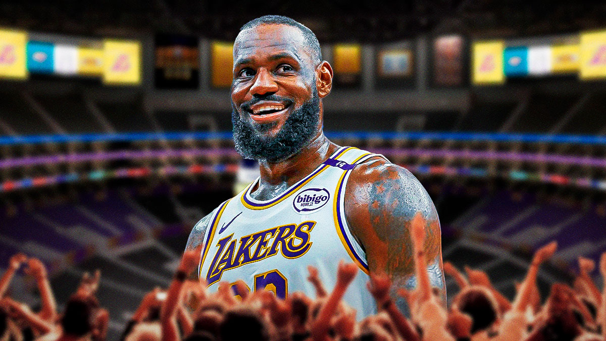 El delantero de los Lakers, LeBron James, sonriendo, con siluetas de fanáticos debajo de él.