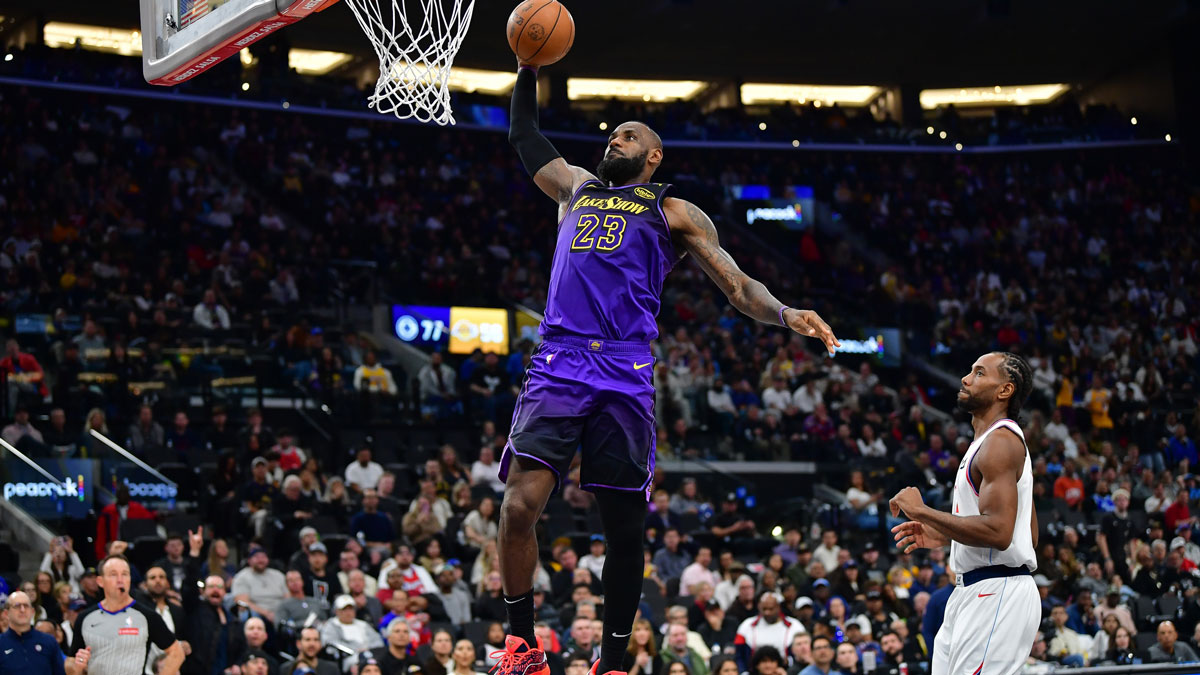 Lakers forward LeBron James (23) dunks in front of Los Angeles Clippers forward Kawhi Leonard (2) during the second half at the Intuit Dome