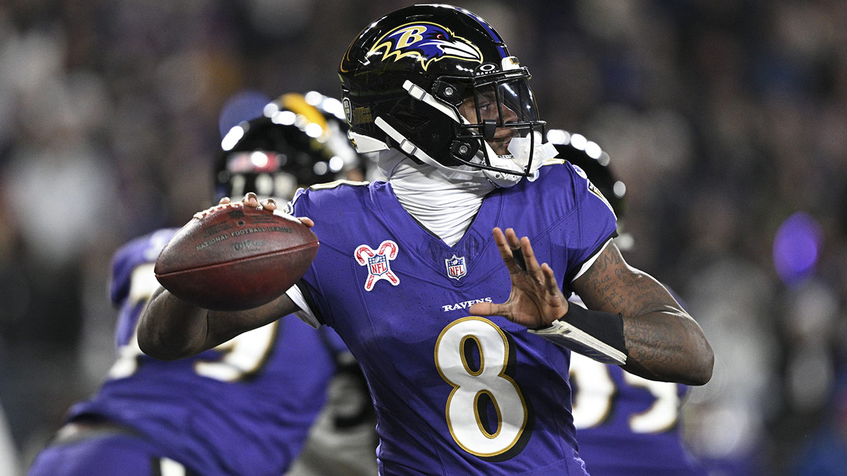 巴尔的摩乌鸦队四分卫拉马尔·杰克逊 (Lamar Jackson) (8) 在 M&T 银行体育场对阵匹兹堡钢人队的上半场比赛中从口袋里投球。