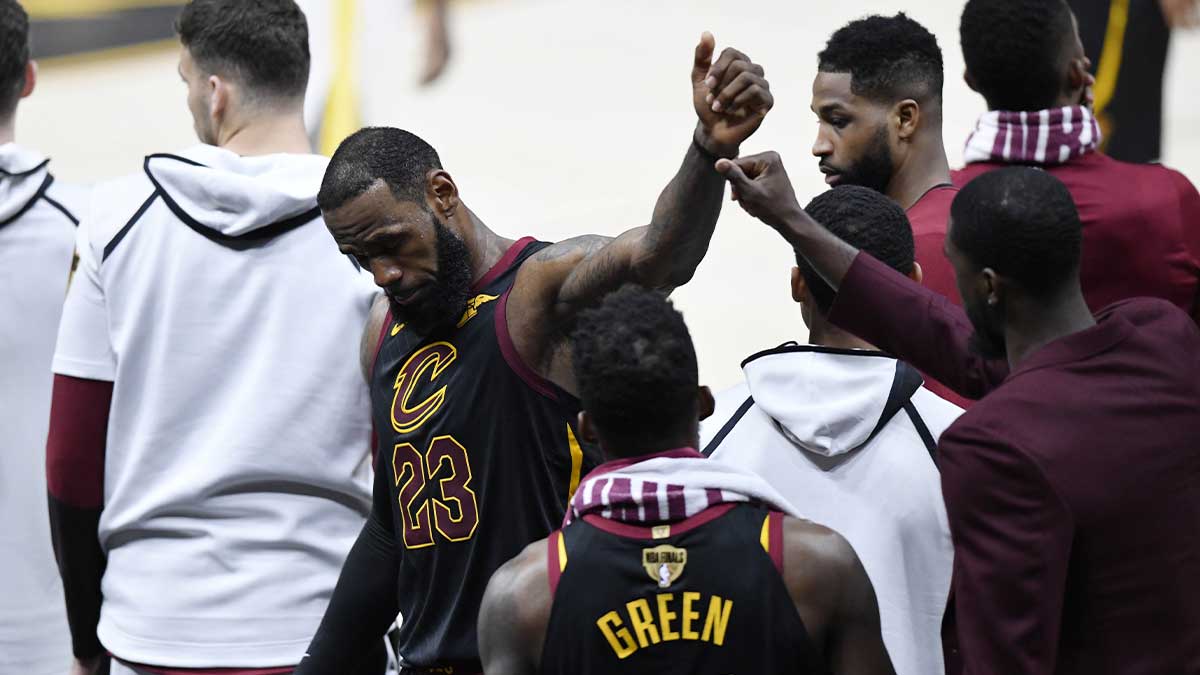 Cleveland Cavaliers Next LeBron James (23) reacts with teammates after leaving the game during the fourth quarter of the game of golden state warriors at the accelerated Loans of the Arena.