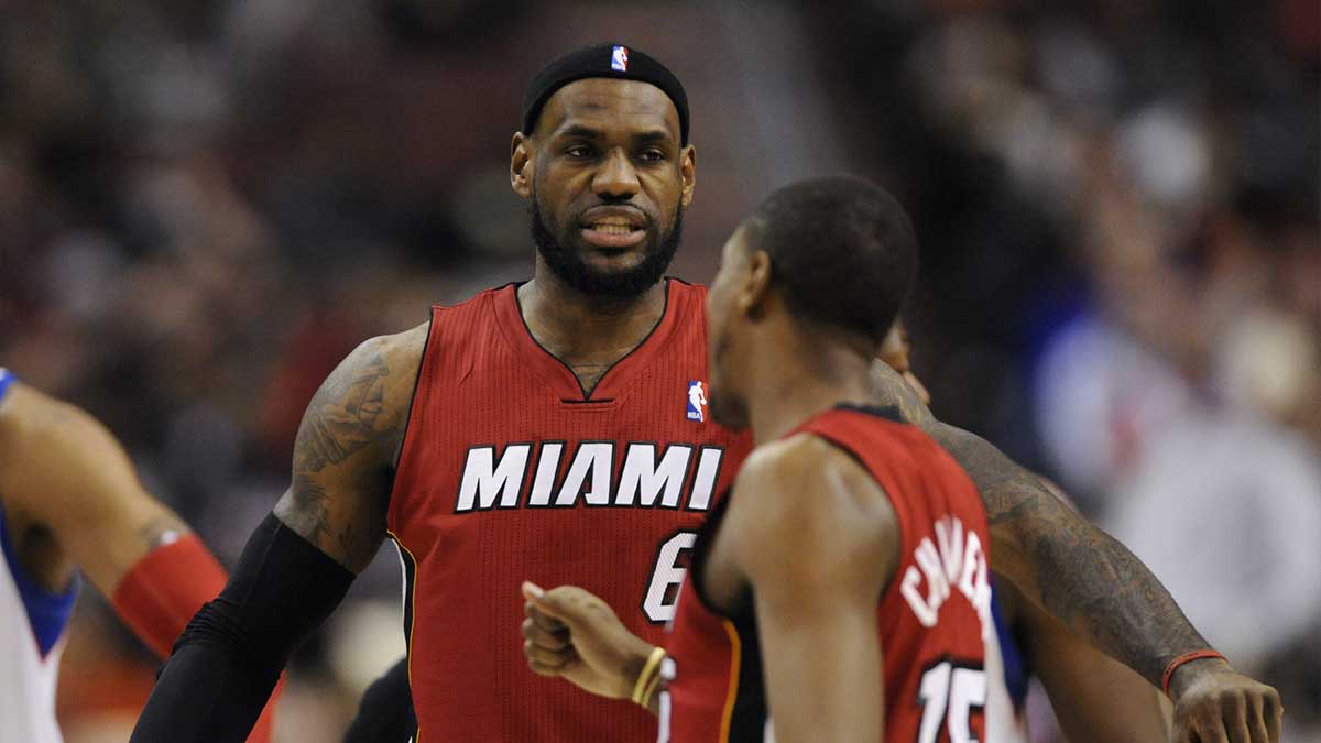 Miami heat forward Lebron James (6) Celebrates with guard Mario Chalmers (15) during the first quarter against Filadelphia 76ers in the center of Wells Fargo.