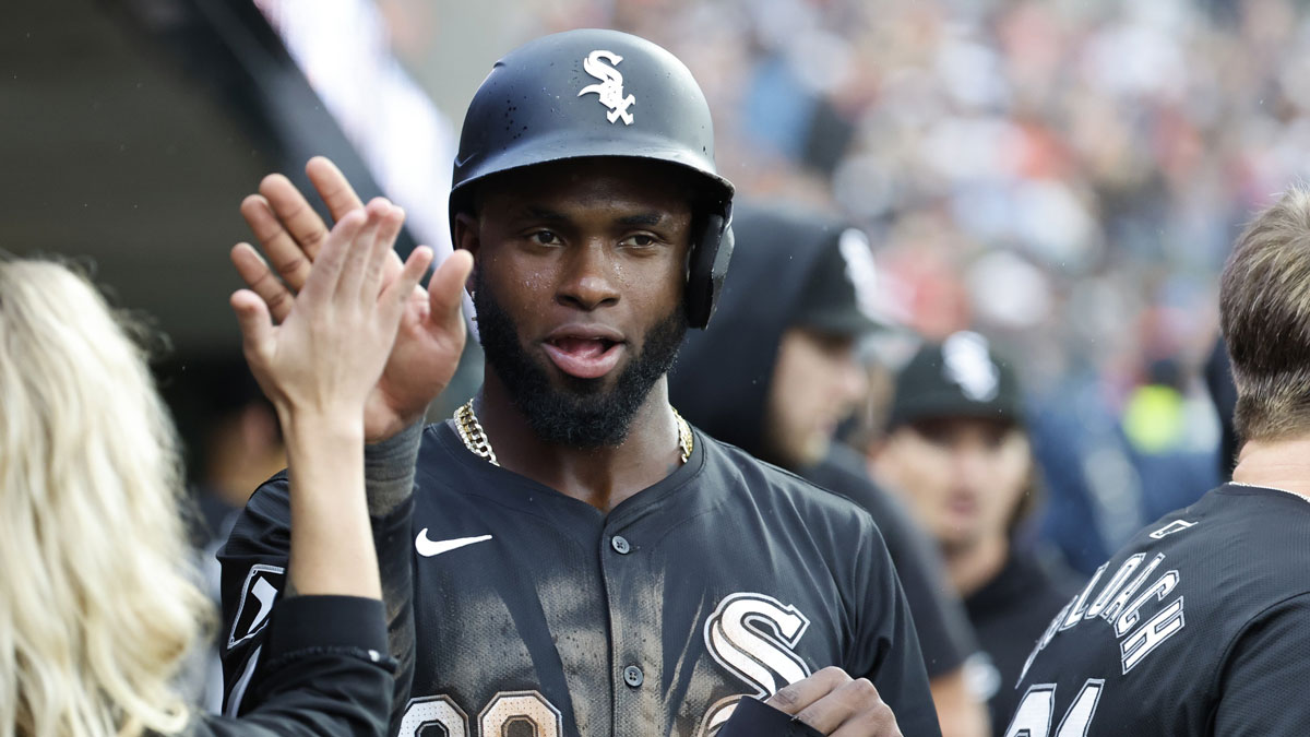 Chicago White Sok Center Fielder Luis Robert Jr. (88) He received congratulations of teammates after reaching in the seventh in the seat against Detroit Tigers in the COMICA PARK.