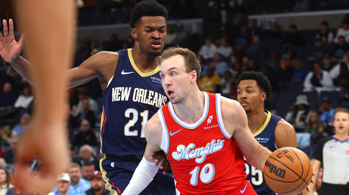 Memphis Grizzlies Guard Luke Kennard (10) Drive to Cart as new Orleans Pelicans Center Ives Missi (21) Defend during the first quarter in Fedekforum.