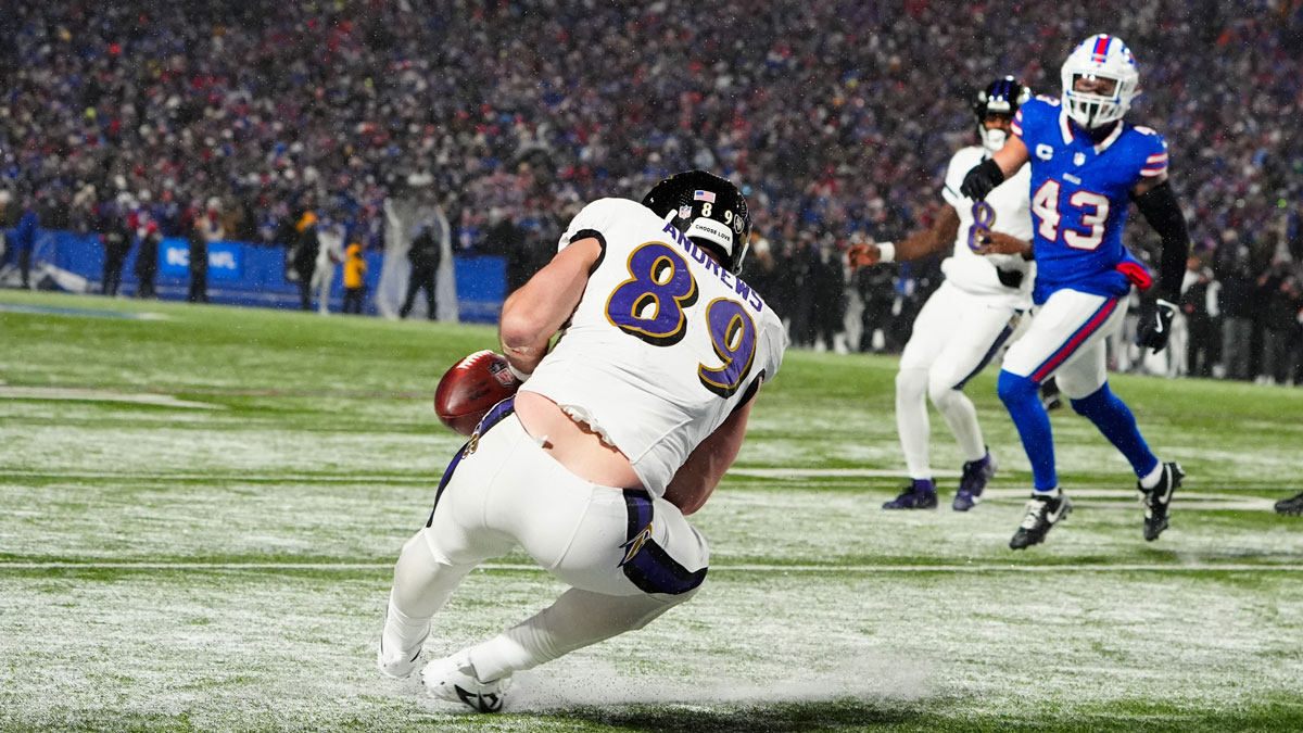 Baltimore Ravens tight end Mark Andrews (89) drops a pass on a two-point conversion late in the fourth quarter against the Buffalo Bills in a 2025 AFC divisional round game at Highmark Stadium.