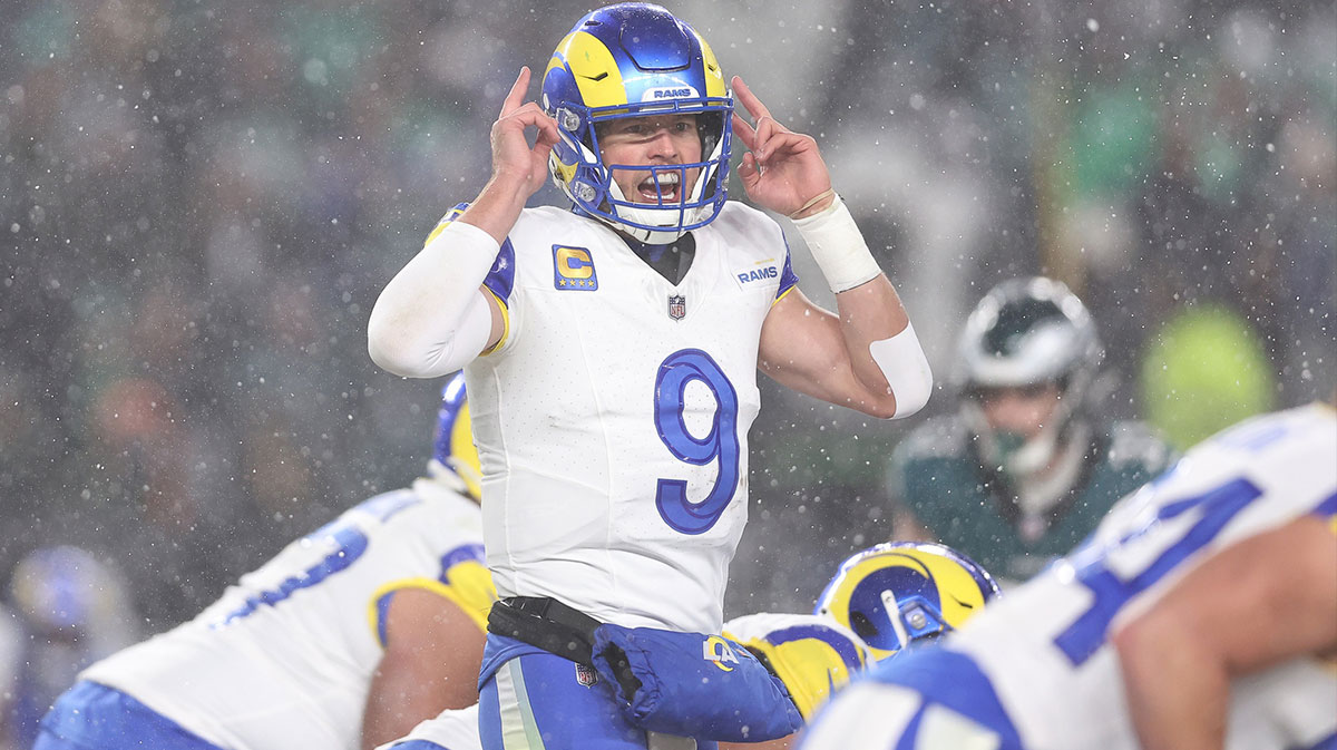     Los Angeles Rams Quarterback Matthew Stafford (9) calls the game from the comma line in the third quarter against the Orlov Filadelphia in the vicinity of the NFC Diversity of Lincoln.