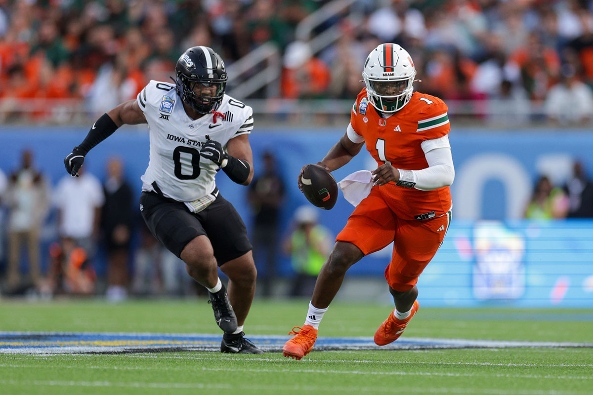 Miami Hurricanes Truckback Bard Ward (1) leads to the ball against state cyclones, in the second quarter during Pop Tarts Comples in the camping stadium.