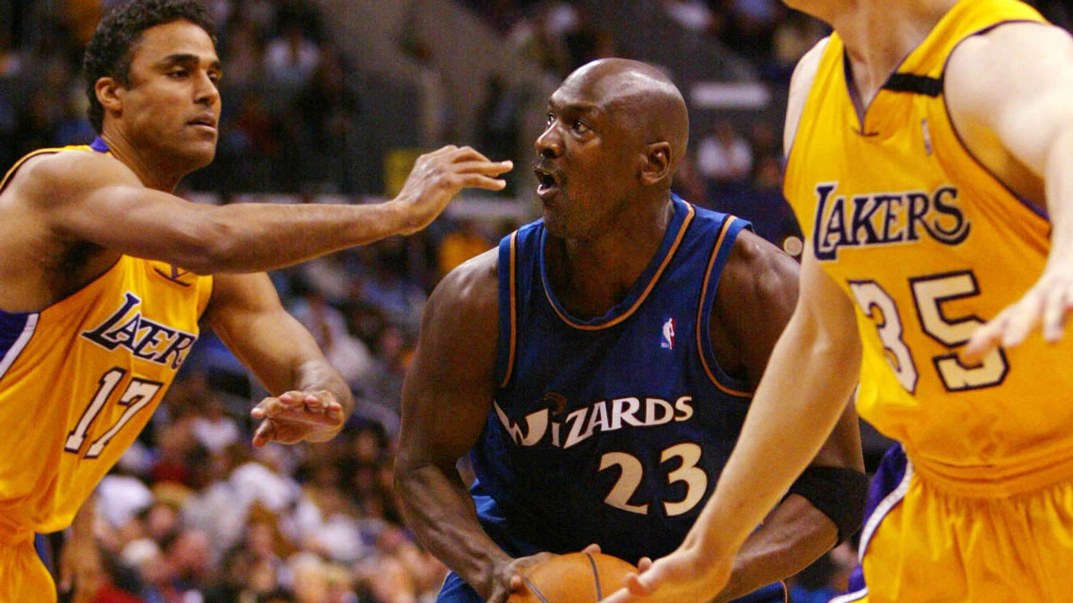 Washington Vizards Guard Michael Jordan (23) Drive to the basket between Los Angelesa Lejkers Napred Rick Fox (44) and Mark Madsen (35) during the third quarter of 108 - 94 Loss on Lakers in the center of Staples. Jordan scored 23 points in the game.