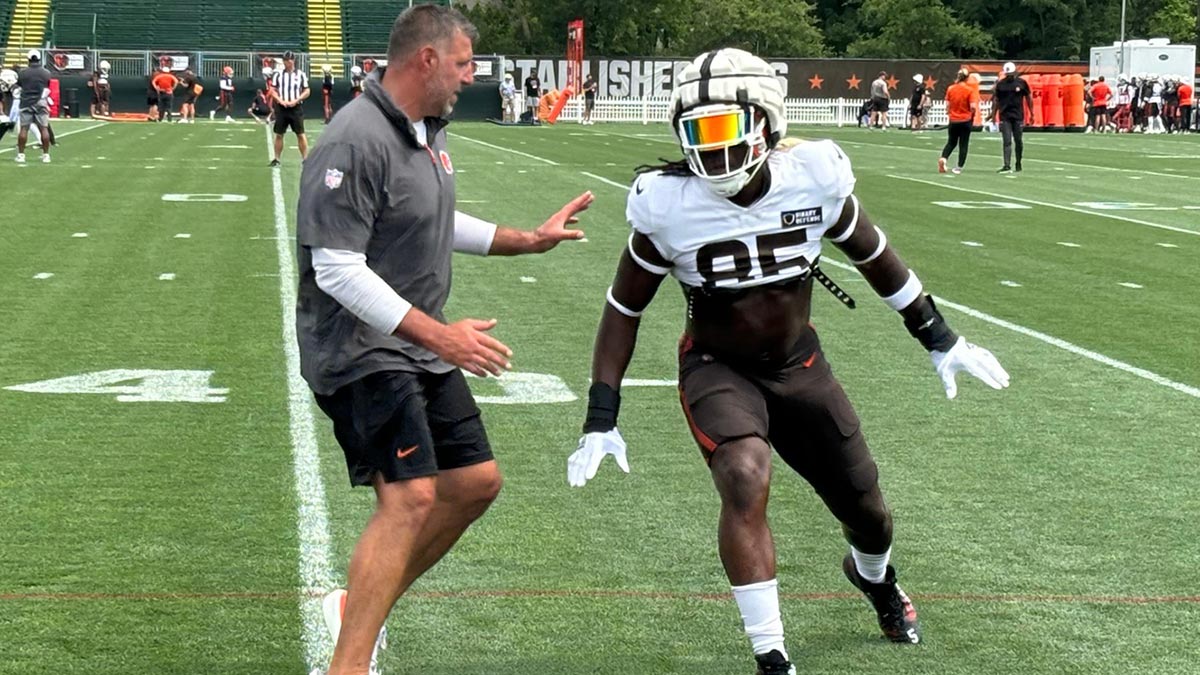 Cleveland Browns coaching and player personnel consultant Mike Vrabel works with tight end David Njoku during individual drills on Monday, Aug. 5, during training camp in Berea, Ohio.