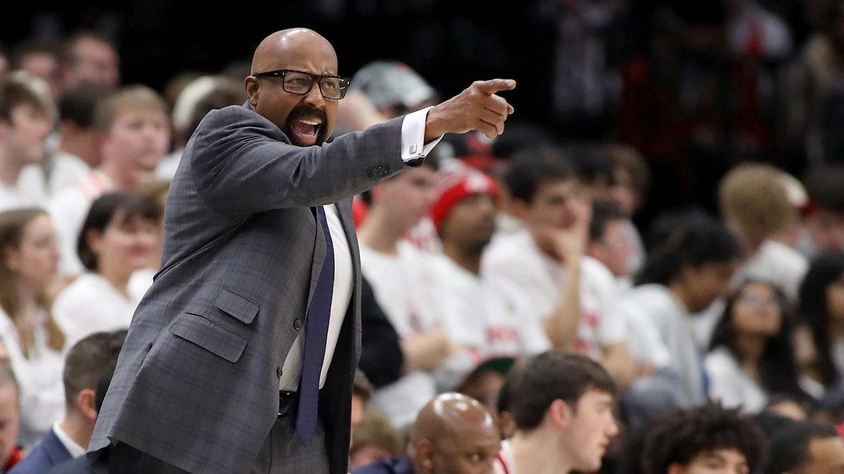 Indiana Hoosiers head coach Mike Woodson calls a play during the second half against the Ohio State Buckeyes at Value City Arena.