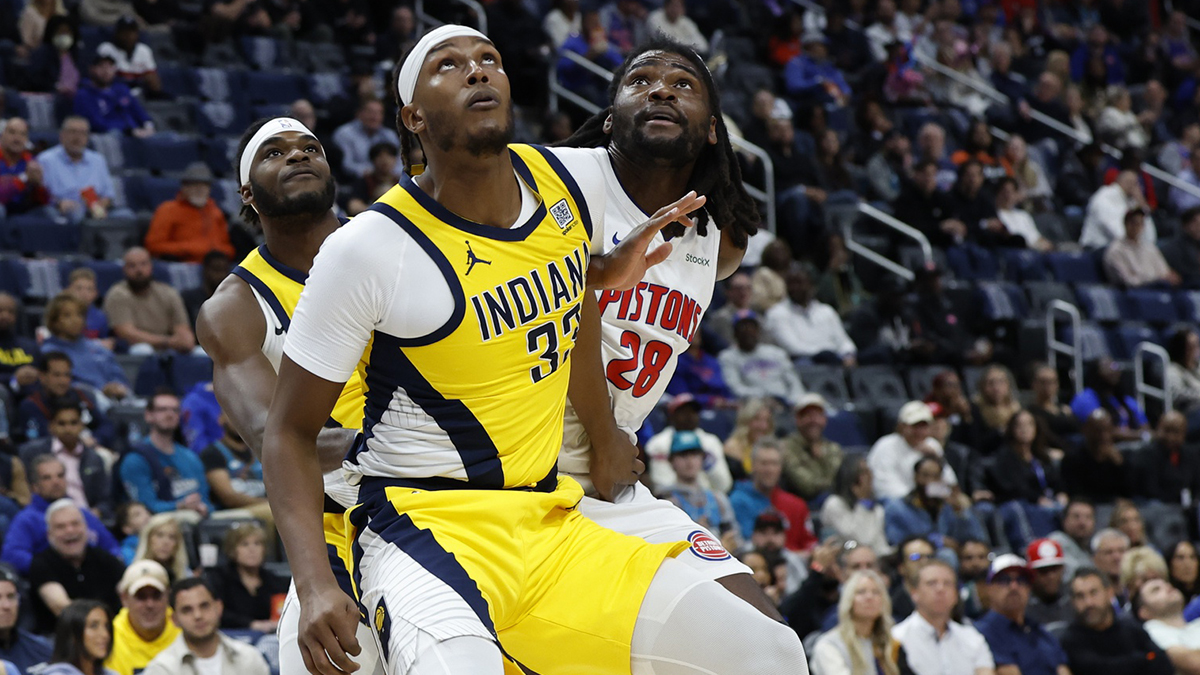 23. October 2024. years; Detroit, Michigan, USA; Indiana Pacers Center Miles Turner (33) and Detroit Pistons Center Isaiah Stewart (28) Search the jump in the first half on the small Caesar's Arena.