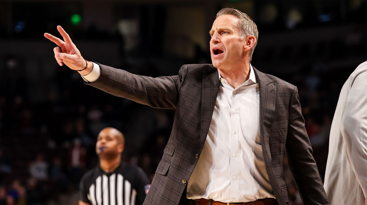 Jan 8, 2025; Columbia, South Carolina, USA; Alabama Crimson Tide head coach Nate Oats directs his team against the South Carolina Gamecocks in the second half at Colonial Life Arena.