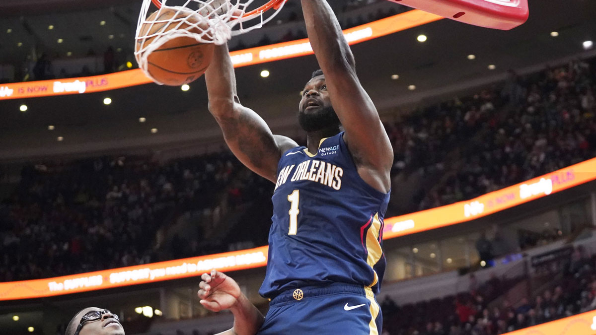 New Orleans Pelicans forward Zion Williamson (1) dunks the ball on Chicago Bulls forward Jaylen Smith (7) during the first quarter at the United Center. 