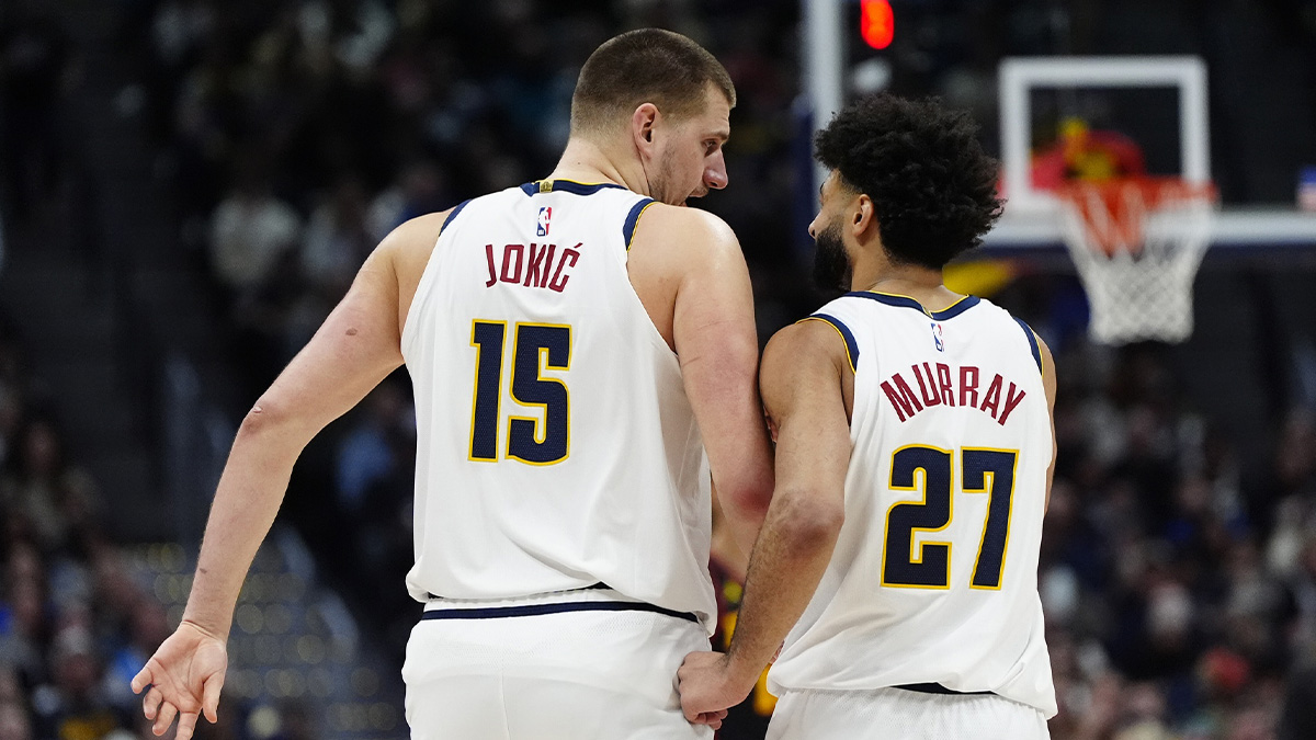 丹佛掘金中心尼古拉·乔基奇（Nikola Jokic）（15岁）和后卫贾马尔·默里（Jamal Murray）（27）在第三节与鲍尔竞技场的亚特兰大老鹰队进行了交谈。