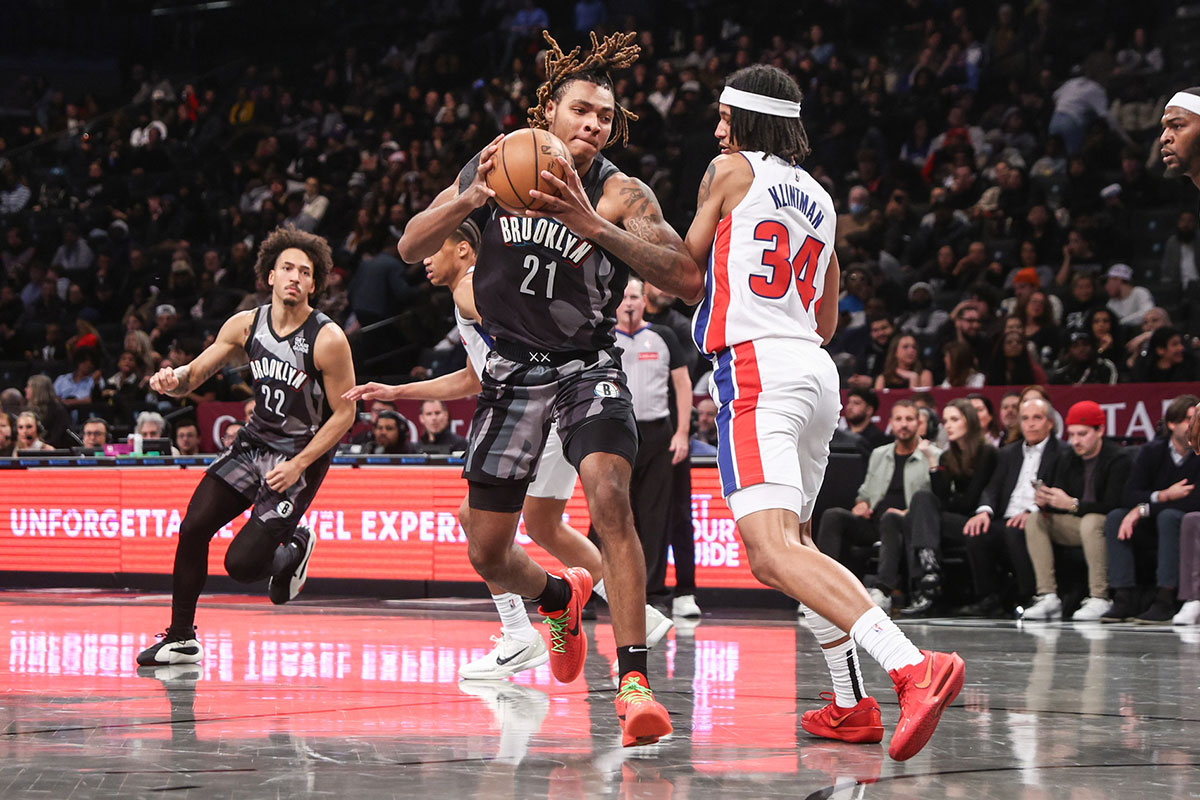Brooklyn Nets forward Noah Clowney (21) looks to post up against Detroit Pistons forward Bobi Klintman (34) in the fourth quarter at Barclays Center.