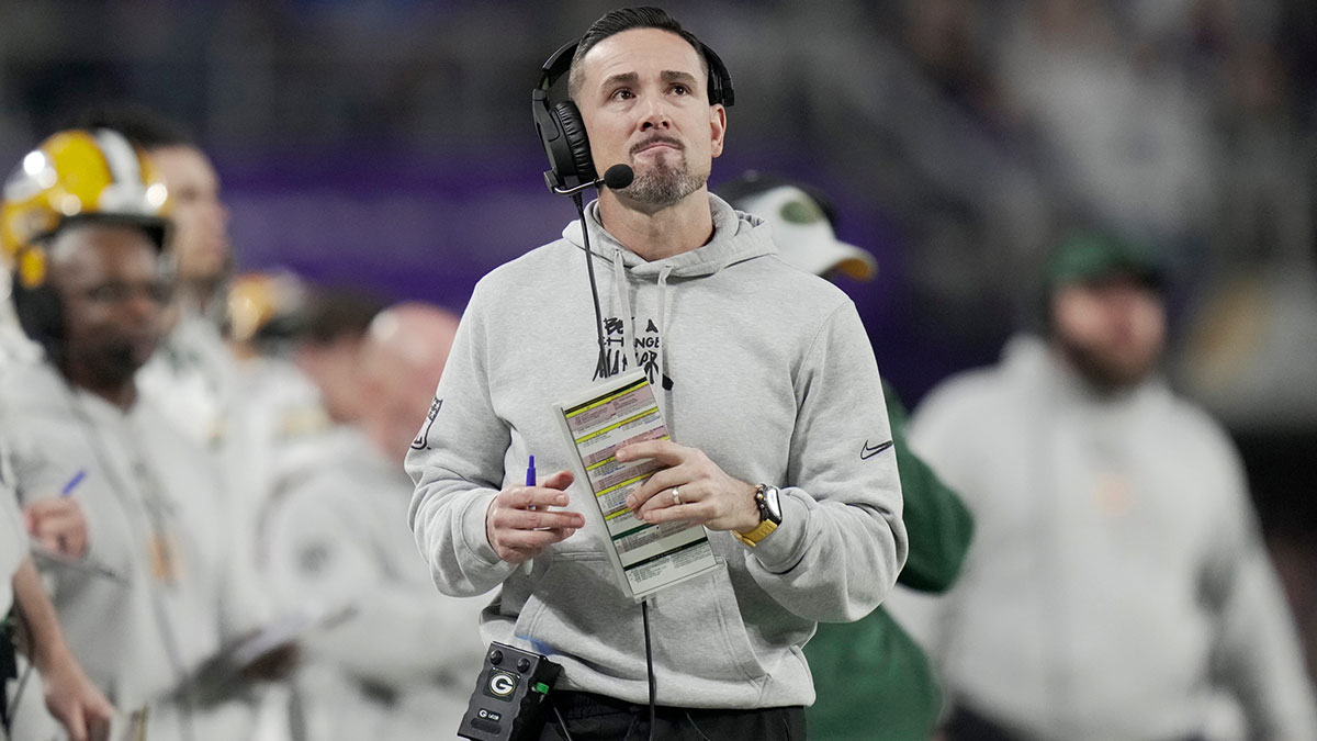 绿湾包装工队主教练马特·拉弗勒尔 (Matt LaFleur) 于 2024 年 12 月 29 日星期日在明尼苏达州明尼阿波利斯美国银行体育场观看比赛的第四节比赛。 