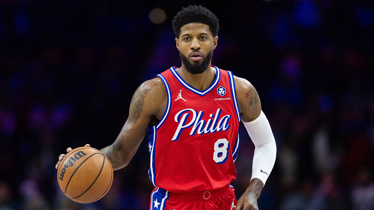 10. January 2025; Philadelphia, Pennsylvania, USA; Railer Filadelphia 76ers Paul George (8) Driba Ball against New Orleans Pelicansa during the first quarter in Wales Fargo Center.