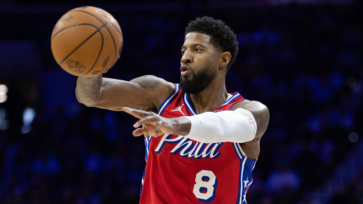 Philadelphia 76ers passed Paul George (8) passes the ball against Cavaliere Cleveland during the second quarter in Wells Fargo Center.