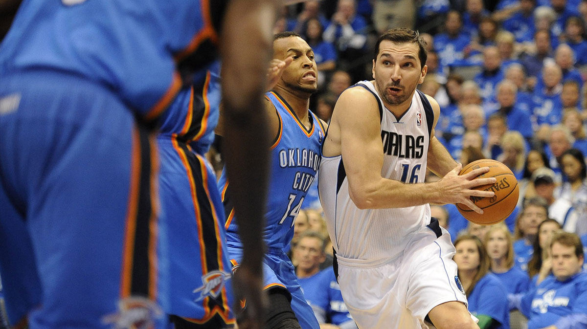 Dallas Mavericks Mali Next Peja Stojakovic (16) Drive under the basket like Oklahoma City Thunder Shoing Guard Daekuan Cook (14) ends during the second quarter of the game, one of the Western Konferencing Finals in American Airlines.