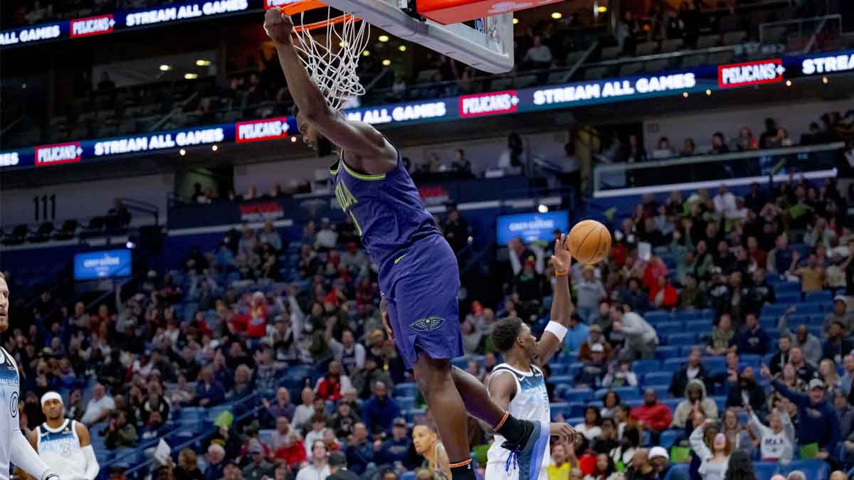 Pelicans forward Zion Williamson (1) dunks