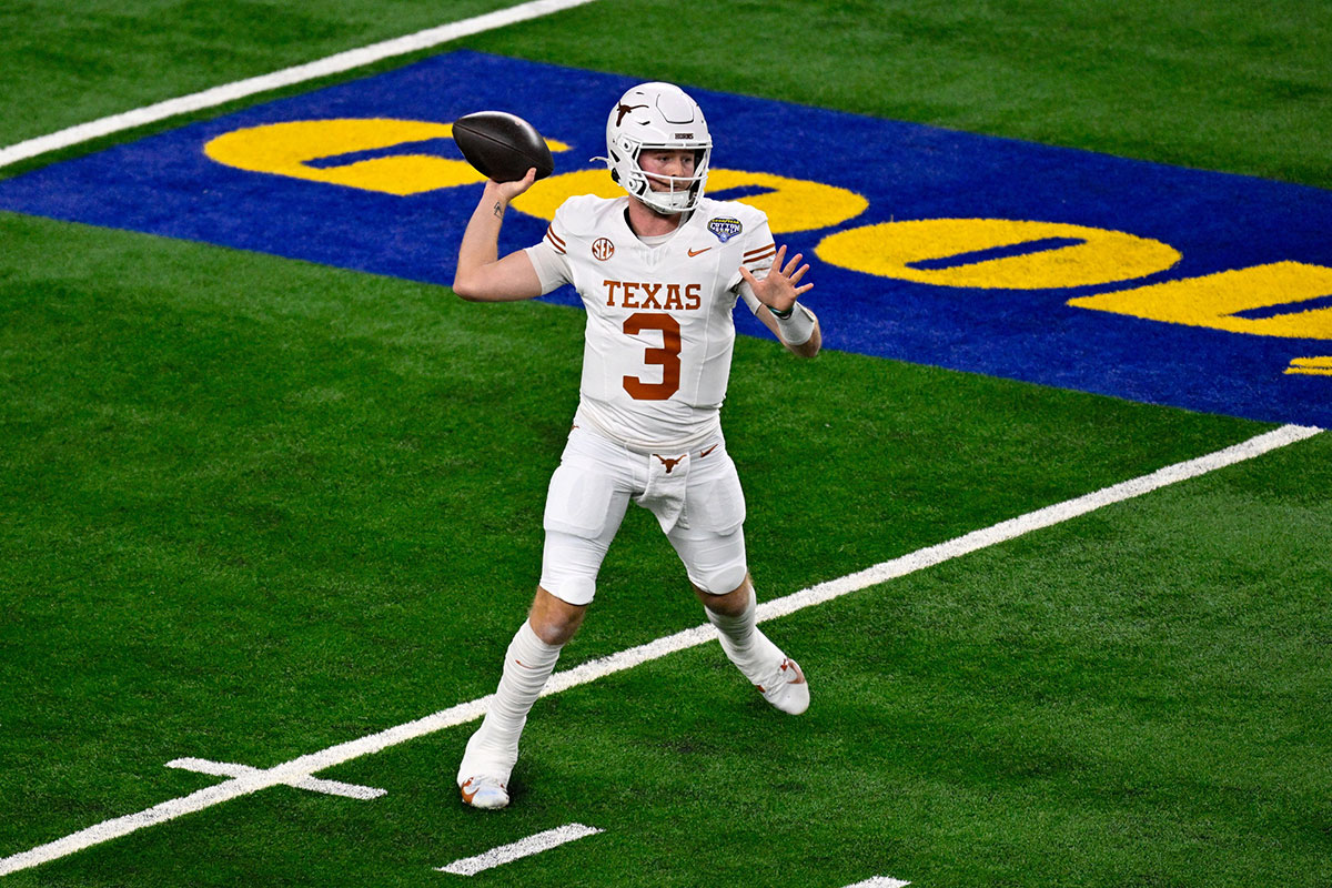 Longhorns quarterback Quinn Ewers (3) in action during the game between the Texas Longhorns and the Ohio State Buckeyes at AT&T Stadium.