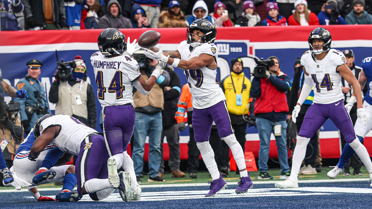 巴尔的摩乌鸦安全Ar'darius Washington（29）和角卫Marlon Humphrey（44）在下半场对阵Metlife Stadium的纽约巨人队中分手。 