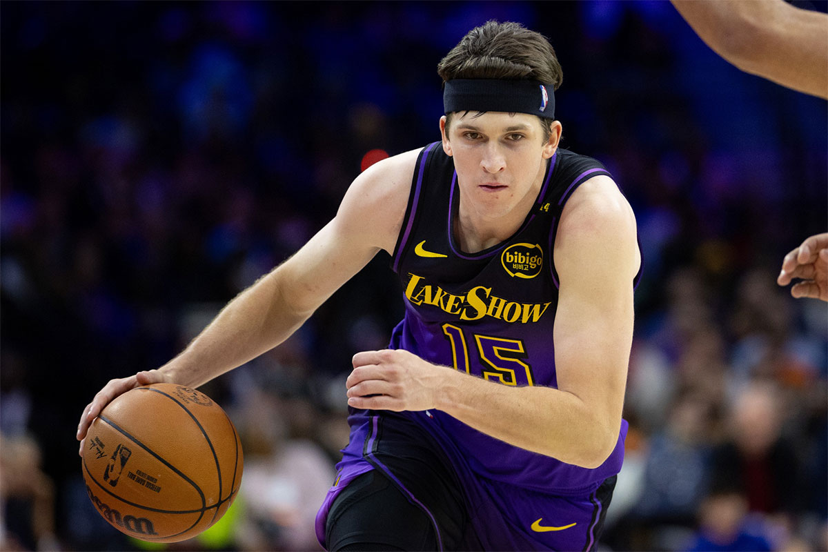 Los Angeles Lakers Guard Austin Reautive (15) Dribible Ball against Philadelphia 76ers during the second trimester in Wells Fargo Center.