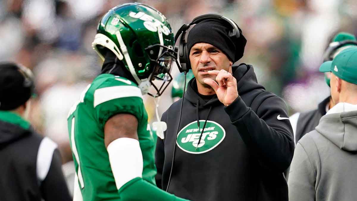 New York Jets head coach Robert Saleh talks to cornerback Sauce Gardner (1) on the sideline during the first half against the Detroit Lions at MetLife Stadium on Sunday, Dec. 18, 2022. Nfl Ny Jets Vs Detroit Lions Lions At Jets