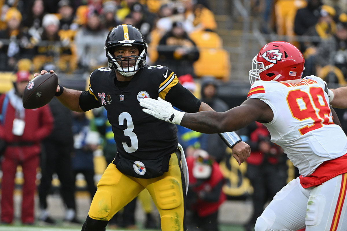 Kansas City Chiefs defensive tackle Tershawn Wharton (98) presses Pittsburgh Steelers quarterback Russell Wilson (3) during the second half at Acrisure Stadium.