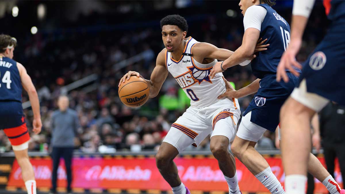 Phoenix Suns forward Ryan Dunn (0) handles the ball as Washington Wizards forward Kyshawn George (18) defends during the fourth quarter at Capital One Arena