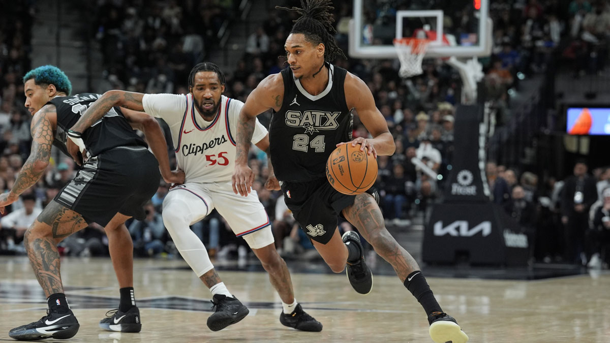 San Antonio Spurs Guard Devin Vassell (24) Dribbles Dericle Clippers Next Derrick Jones Jr. (55) In the second half in the center of Mrni Bank. 