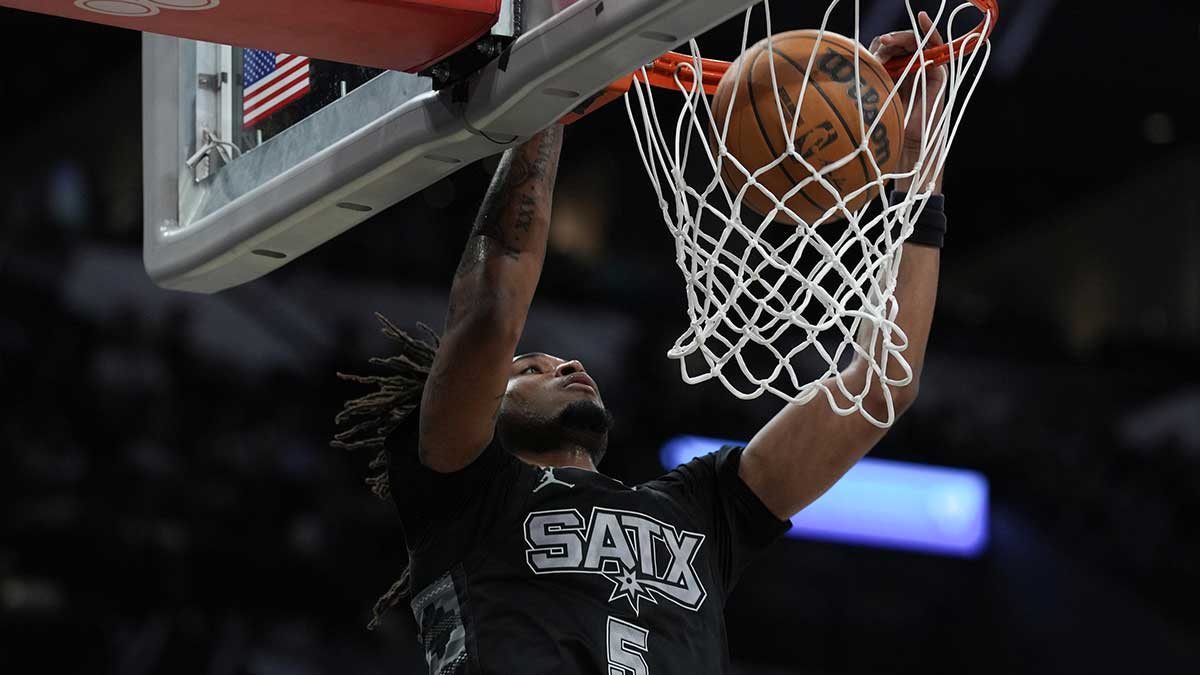 San Antonio Spurs Guard Stephon Castle (5) Dunks in the second half against La Clippers in the jet bank cent.