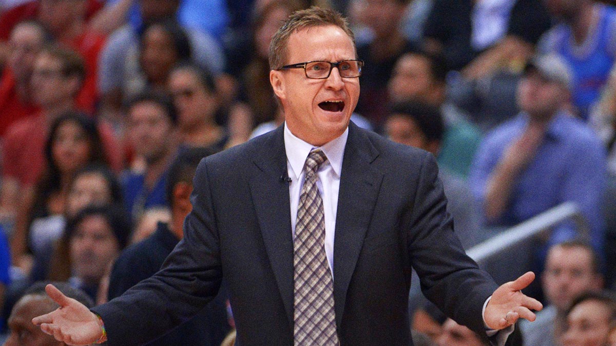 Oklahoma City Thunder Coach Scott Brooks reacts during the game four in the second round of the Playoff from 2014. NBA Plej-Ofa vs. Los Angeles Clippers at the center of Staples.