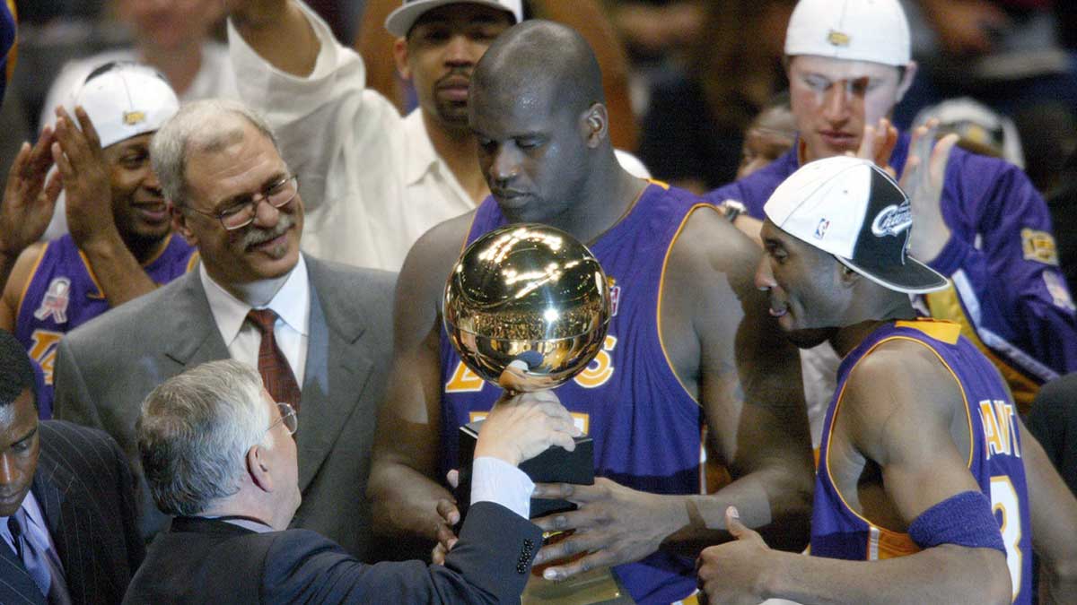 NBA Commissioner David Stern Hands Los Angeles Lakers Phil Jackson (left), Shakuille O'Neal (Center) and Kobe Briant (right) Your Championship at the end of the game 4 NBA Finals on Meadovland.