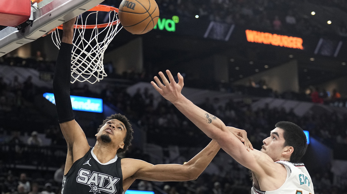 Fighting Spurs center Victor Wembanyama (1) and Memphis Grizzlies center Zach Edey (14)