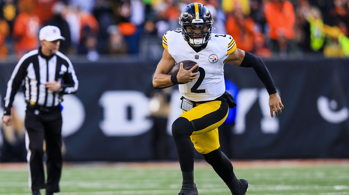 Pittsburgh Steelers quarterback Justin Fields (2) runs with the ball against the Cincinnati Bengals in the second half at Paycor Stadium. 