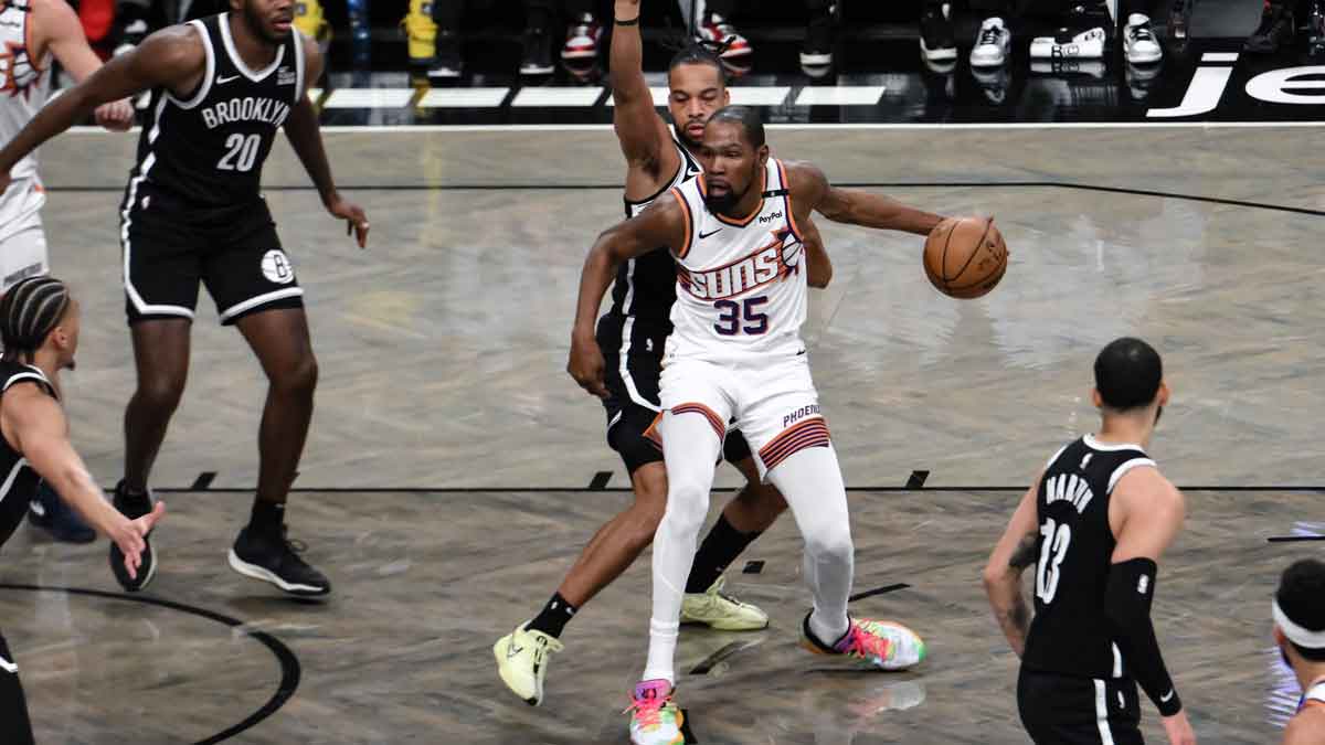 Suns forward Kevin Durant (35) looks to pass