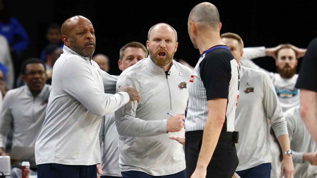 Memphis Grizzlies Chief Coach Taylor Jenkins reacts to officials while he is retained during the fourth quarter of Houston rockets on the Fedekforum. 