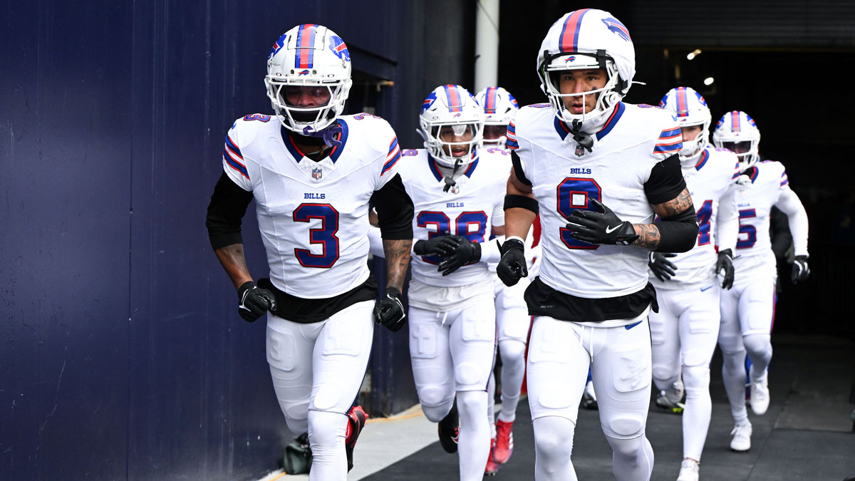 布法罗·比尔（Buffalo Bills）安全性达马尔·哈姆林（Damar Hamlin）（3）和安全泰勒·拉普（Taylor Rapp）（9岁）在与吉列特体育场（Gillette Stadium）的新英格兰爱国者队（New England Patriots）进行比赛之前，跑到了场上。