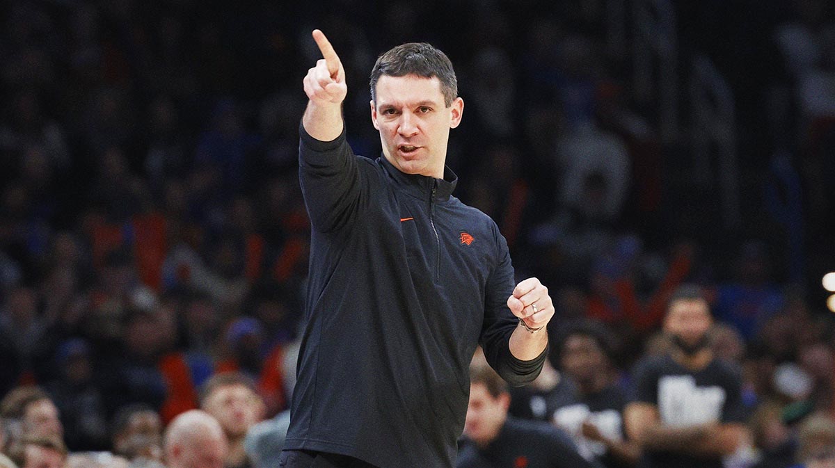 Tander Mark Daignealult's coach points to his team during the match against Brooklyn Nets during the second half in the Pejke ​​Center