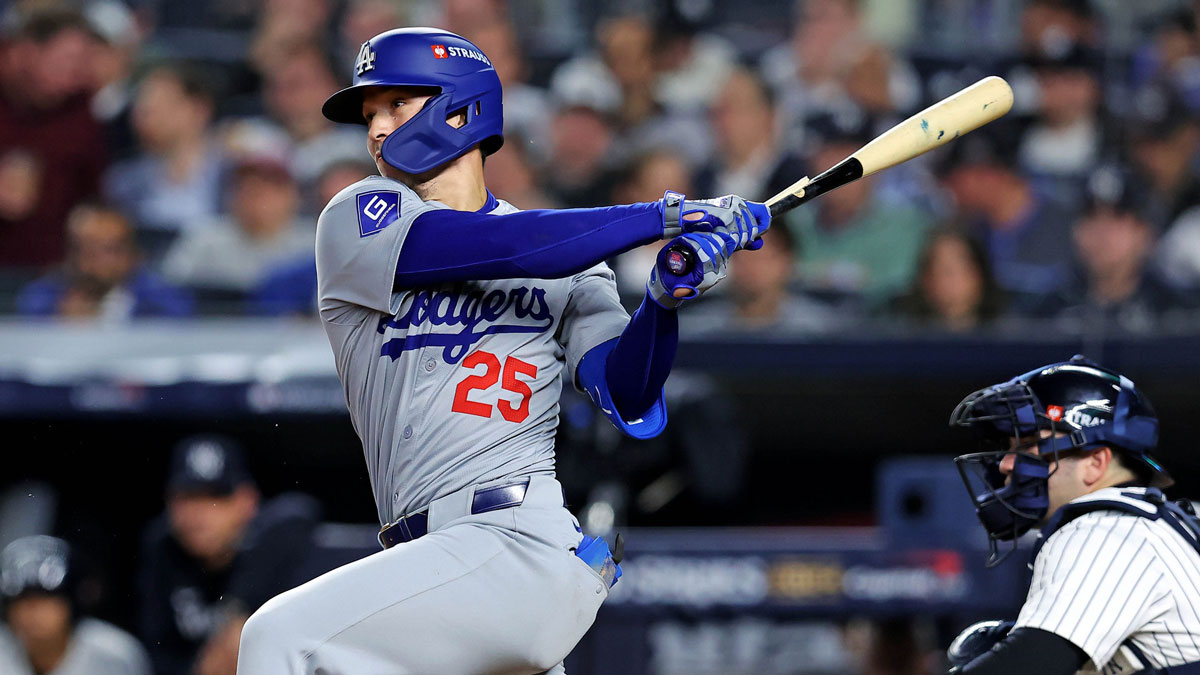 Los Angeles Dodgers outfielder Tommy Edman (25) breaks his bat while hitting a single during the eighth inning against the New York Yankees in game four of the 2024 MLB World Series at Yankee Stadium. 