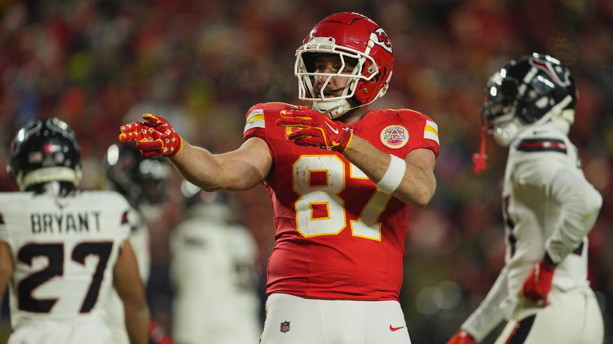 堪萨斯城酋长队近端锋特拉维斯·凯尔斯（Travis Kelce，87 岁）在箭头体育场 GEHA 球场举行的 2025 年亚足联分区赛第四节对阵休斯顿德州人队的传球后做出反应。 