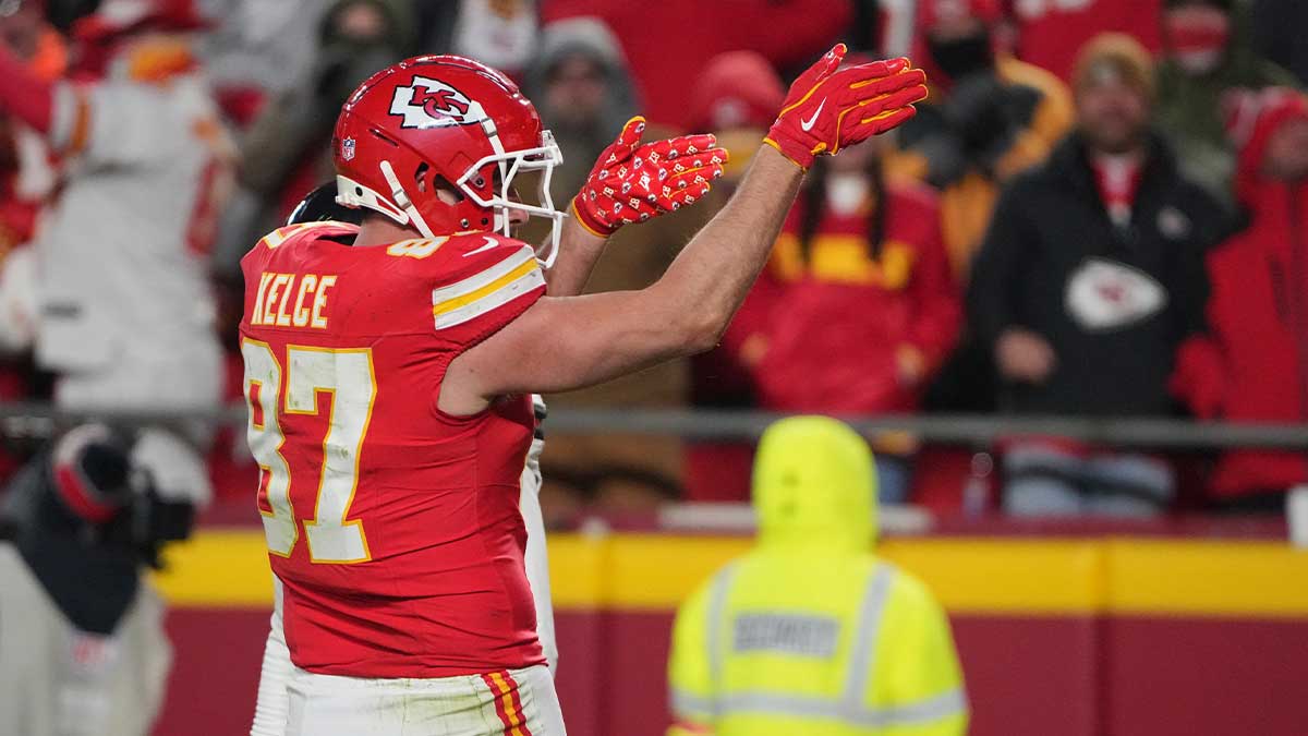 堪萨斯城酋长的紧张局长特拉维斯·凯尔斯（Travis Kelce，87岁）在2025年在箭头体育场Geha Field举行的2025年AFC分区回合比赛的第四节对阵休斯顿德克萨斯人的比赛中获得了庆祝。