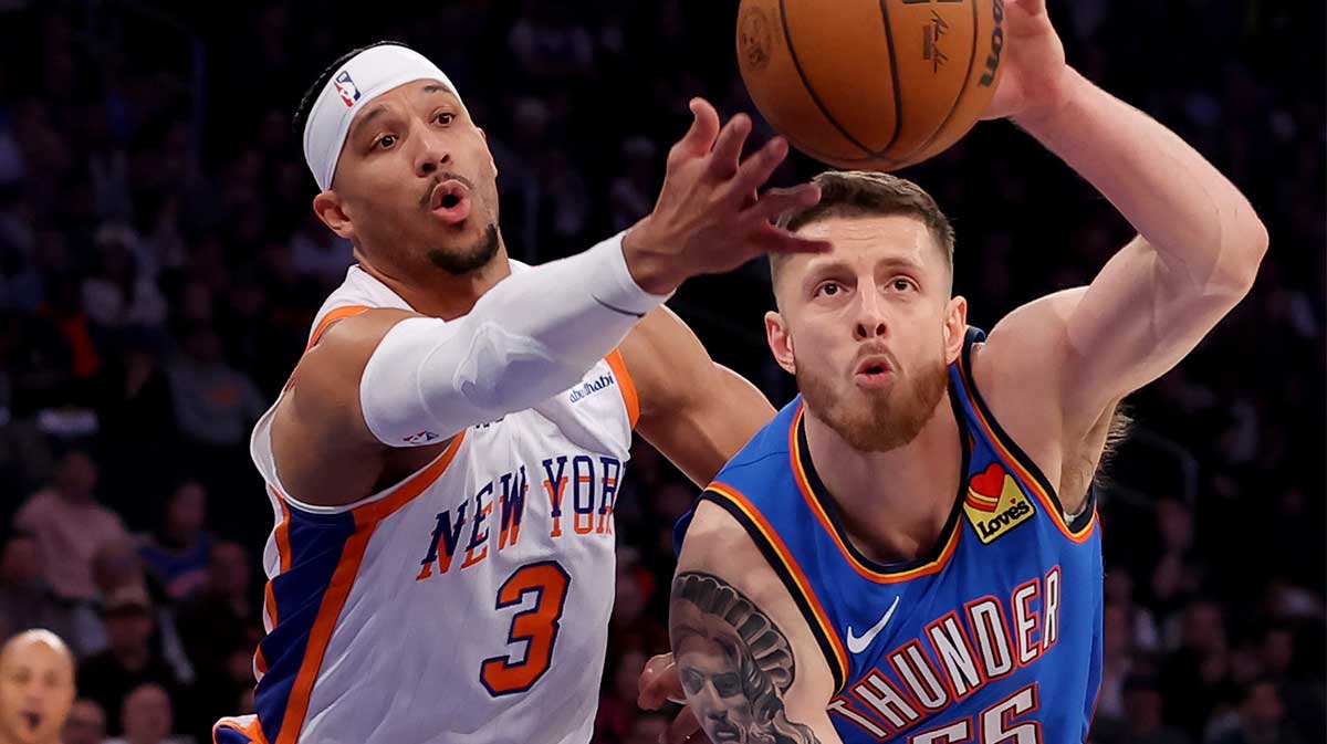 under center Isaiah Hartenstein (55) fight for the ball during the first quarter at Madison Square Garden.