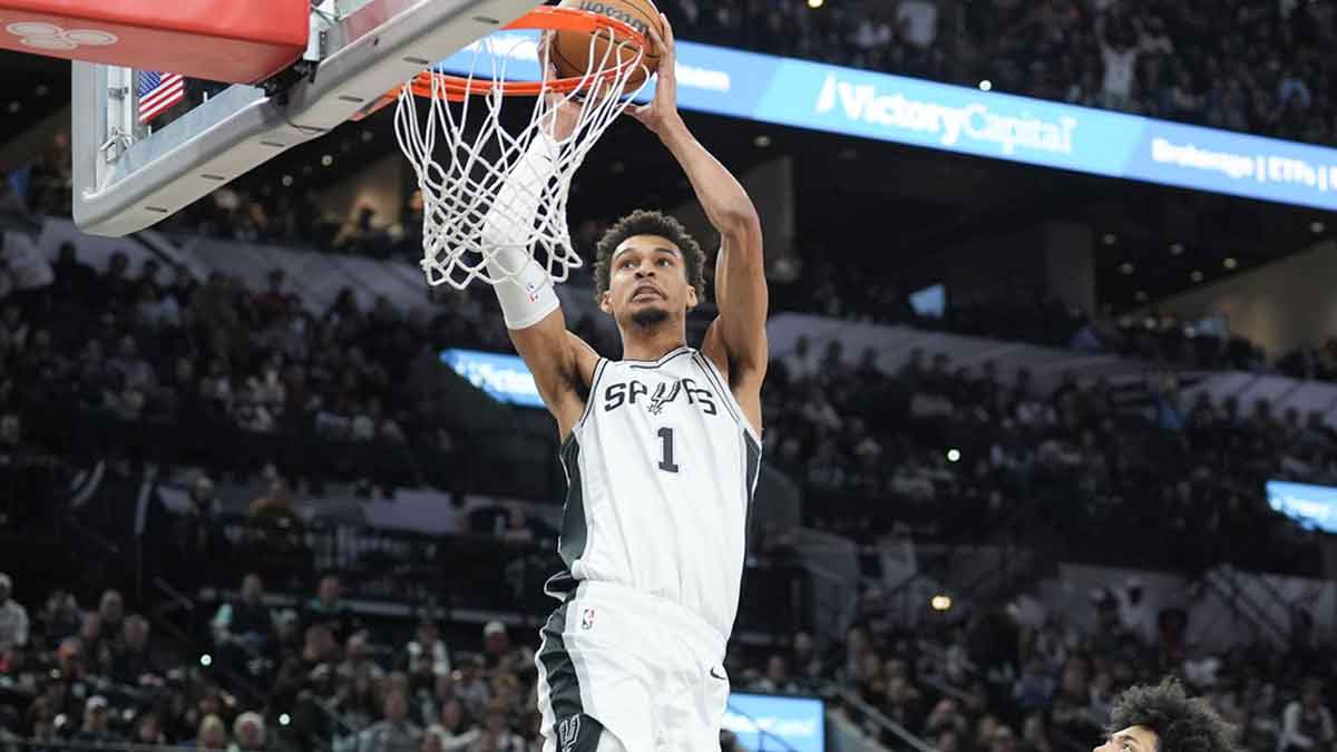 San Antonio Spurs Center Victor Victor Vigbania (1) Goes on a shot in front of Memphis Grizzlies forward Jailen Wells (0) in the second half in the center of Mrni Bank.